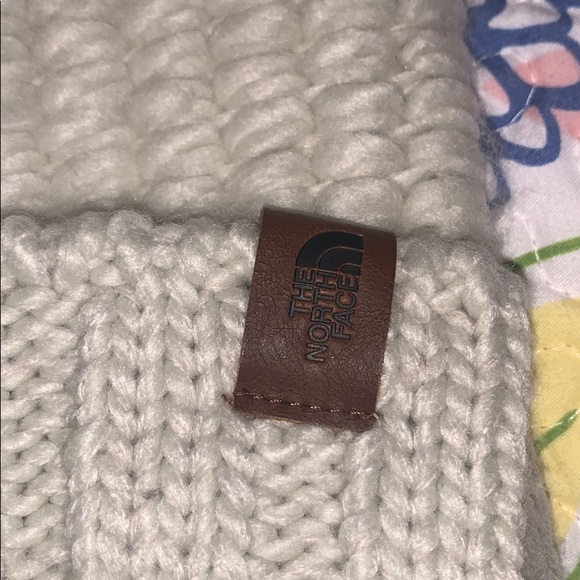 NWT THE NORTH FACE POM BEANIE - Picture 2 of 4